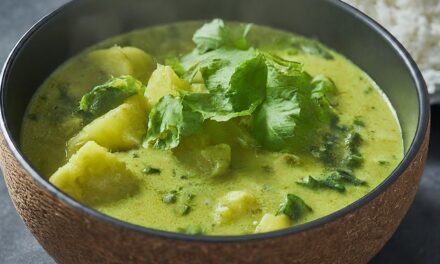 Kothamalli Kuzhambu/Aromatic Cilantro Curry